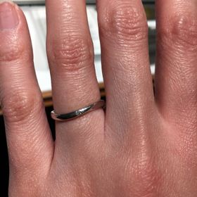 【銀座ダイヤモンドシライシの口コミ】 他社に比べて指輪をつけたときの良さが抜群に良かった。丸み、ウェーブの…