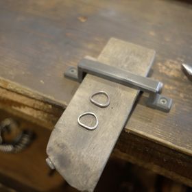 【鎌倉彫金工房の口コミ】 店内にたくさん見本が用意されていて、私はその中で長くつけられるシンプ…