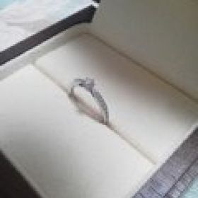 【Ponte Vecchio(ポンテヴェキオ)の口コミ】 細かいダイヤがリング上半分に並べられているのでパヴェリングのように見…