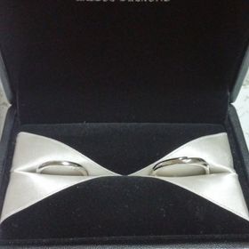 【エクセルコダイヤモンド(EXELCO DIAMOND)の口コミ】 指輪を探しはじめたときは、カーブのある指輪を探していましたが、ミル打…