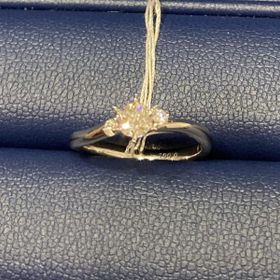 【銀座ダイヤモンドシライシの口コミ】 ダイヤモンドの輝きが他のものと段違いだったので、決め手になりました。
…