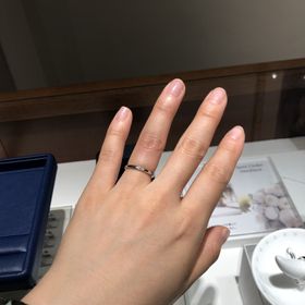 【銀座ダイヤモンドシライシの口コミ】 指のむくみがひどく、海外ブランドでは合うサイズがなかったが、購入店で…