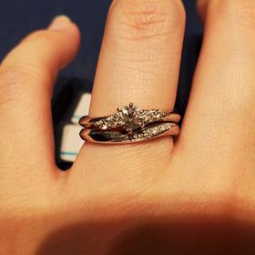 【銀座ダイヤモンドシライシの口コミ】 サイドに2石づつメレダイヤがつき、ウェーブで流れるように綺麗なデザイン…