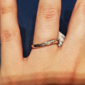 【銀座ダイヤモンドシライシの口コミ】 婚約指輪に合う結婚指輪を探しました。セットリングのものは太すぎるのと…