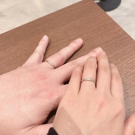 【銀座ダイヤモンドシライシの口コミ】 ダイヤモンドが散りばめられたデザインと細身のリングが新婦に良く似合い…