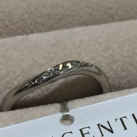 【TRECENTI(トレセンテ)の口コミ】 ウェーブタイプにしぼって指輪選びをしていました。ウェーブタイプの指輪…