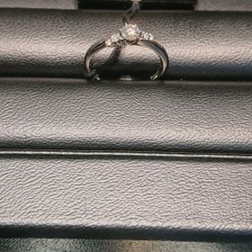 【ラザール ダイヤモンド(LAZARE DIAMOND)の口コミ】 両サイドにある2石のダイヤがメインのダイヤを引き立たせ、近くから見ても…