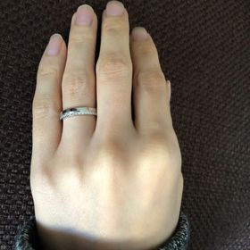 【銀座ダイヤモンドシライシの口コミ】 ねじれていないストレートのタイプの指輪を探していて、このデザインが一…