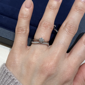 【EITO(エイト)の口コミ】 婚約指輪との重ね付けを考えていたので、まずは婚約指輪としっくりとくる…