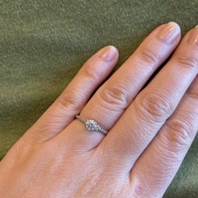 【AHKAH(アーカー)の口コミ】 とにかく付けた時に華奢に見えるものを選んでいました。華奢ですが昔なが…