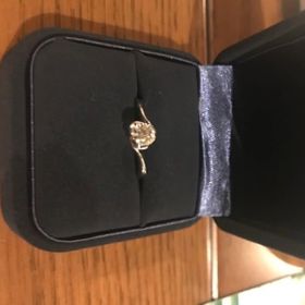 【4℃ BRIDAL(ヨンドシーブライダル)の口コミ】 ダイヤモンドが大きく見える花びらをモチーフにしたデザインが素晴らしい…