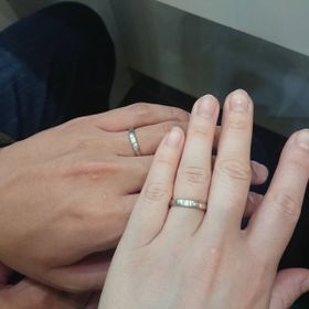 【杢目金屋(もくめがねや)の口コミ】 もくめがねやさん特有の木目がはっきり分かるデザイン。１つだけダイヤが…