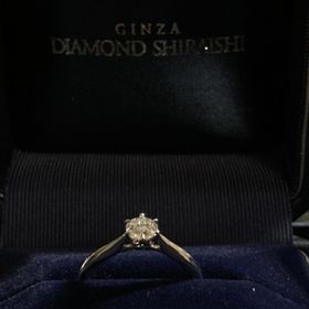 【銀座ダイヤモンドシライシの口コミ】 ユリの花をモチーフにしたデザインがとても気に入りました。リングの中央…