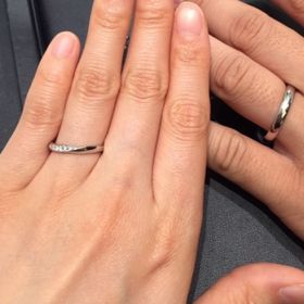 【ROYAL ASSCHER(ロイヤル・アッシャー)の口コミ】 ダイヤのカーブが綺麗に入っていて指も綺麗に見えます。指輪自体はV字では…