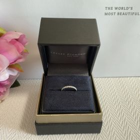 【ラザール ダイヤモンド(LAZARE DIAMOND)の口コミ】 婚約指輪はフルエタニティと決めていました。
普段から結婚指輪と重ね付け…