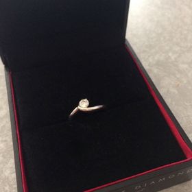 【ラザール ダイヤモンド(LAZARE DIAMOND)の口コミ】 メレダイヤなどもない、ダイヤひとつのシンプルなデザインですが、リング…