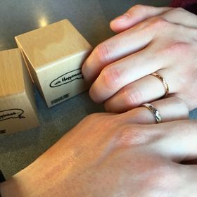 【with Happiness..の口コミ】 彼女がスヌーピーが好きだったのでこちらのデザインにしました！
彼女の指…