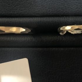 【AHKAH(アーカー)の口コミ】 ダイヤカットの加工がされているだけで、ダイヤモンドなどの石は何も付い…