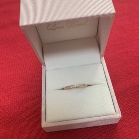 【Love Bond(ラブボンド)の口コミ】 シンプルでありながら、品のある指輪。
シルバーとピンクゴールドが手に馴…