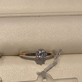 【LUCIE(ルシエ)の口コミ】 イエローゴールドの地金にダイヤモンドというシンプルなデザインです。大…