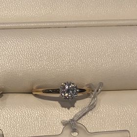 【LUCIE(ルシエ)】の口コミ イエローゴールドの地金にダイヤモンドというシンプルなデザインです。大き...