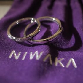 【俄(にわか)の口コミ】 【指輪のデザインについて】
男性用女性用ともに緩やかなウェーブラインが…