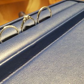 【銀座ダイヤモンドシライシの口コミ】 シンプルなデザインが気に入り購入しました。
セットで付けられると言うと…