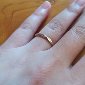 【AFFLUX(アフラックス)の口コミ】 試着しているうちにゴールドがいいとなり、最初はもっとシンプルな定番デ…