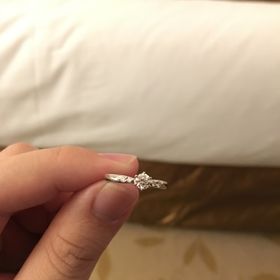 【ラザール ダイヤモンド(LAZARE DIAMOND)の口コミ】 ダイヤもほどよく大きく彼女が違和感なくつけられるデザインと思ったので…