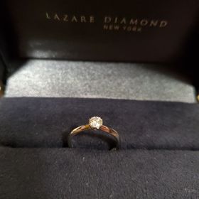 【ラザール ダイヤモンド(LAZARE DIAMOND)の口コミ】 色々な指輪を考えましたが、私の指には、派手すぎず、台座に高さがあり、…