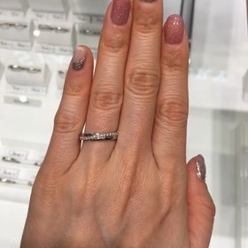 【STAR JEWELRY(スタージュエリー)の口コミ】 ハーフエタニティの指輪を試着しました。ダブルハグのレディースは3.2mm幅…
