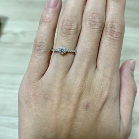 【LEHAIM(レハイム)の口コミ】 婚約指輪は真ん中に大きめのダイヤ、サイドにもダイヤが入っているデザイ…