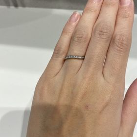 【モニッケンダム(MONNICKENDAM)の口コミ】 婚約指輪と重ね付けしても違和感がないようなもので、細身のダイヤが入っ…