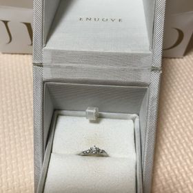 【ENUOVE(イノーヴェ)の口コミ】 婚約指輪はプラチナ素材でS字のウェーブでデザインで決めました。指が細い…