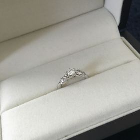 【JEWELRY  KAMATA(ジュエリーかまた)の口コミ】 普アパレルの仕事をしている奥さんなので、シンプル過ぎず凝ったデザイン…