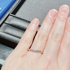 【エクセルコダイヤモンド(EXELCO DIAMOND)の口コミ】 リングは細身であり、中央の大きさの違う3つのダイヤモンドが控えめながら…