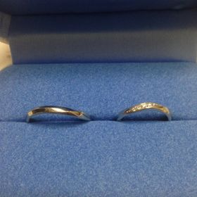 【銀座ダイヤモンドシライシの口コミ】 最終的にはシンプルで飽きがこないという点を重視しました。曲線が指を綺…