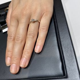 【ラザール ダイヤモンド(LAZARE DIAMOND)の口コミ】 アシンメトリーのデザインなので、付ける向きによって見た感じが変わるの…