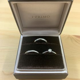 【アイプリモ(I-PRIMO)の口コミ】 婚約指輪もらい、そのセットであったので2つ付けするのにばっちりなので、…