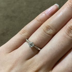 【銀座ダイヤモンドシライシの口コミ】 シンプルなデザインに一目惚れをしました。
細くて長い彼女の指にピッタリ…