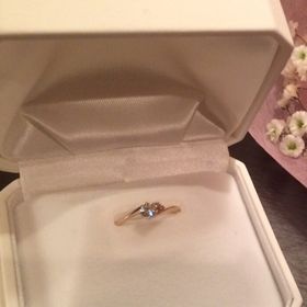 【金澤指輪物語の口コミ】 リングの形と2人の誕生石をあしらえるところに面白みを感じ、決めました。…