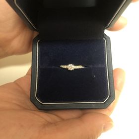 【銀座ダイヤモンドシライシの口コミ】 デザインとそのコンセプトが気に入って購入を決めました。メレダイヤと僅…