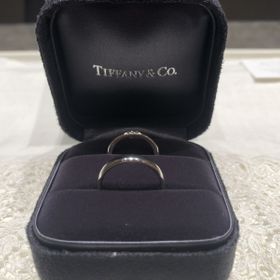 【ティファニー(Tiffany & Co.)の口コミ】 プラチナ素材で男性用は3mm、女性用は2mmのダイヤ付きです。ストレートの…