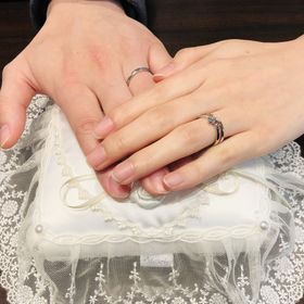 【COLANY(コラニー)の口コミ】 婚約指輪をCOLANYで貰ったのでデザインが合う同じCOLANYにしました。50年…