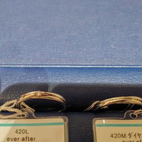 【銀座ダイヤモンドシライシの口コミ】 こちらは、一目でデザインが気に入りました。他店にはないもので、流れる…