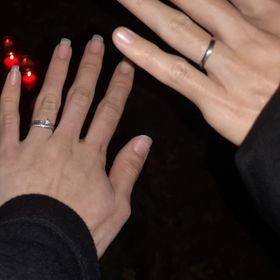 【Something Blue(サムシングブルー)の口コミ】 新婦側の指輪は、頂いた婚約指輪の邪魔をせず、お互いの指輪が調和しあい…