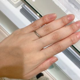 【4℃ BRIDAL(ヨンドシーブライダル)の口コミ】 2本のラインの間にダイヤモンドが流れるように入っており、シンプルだけれ…