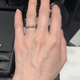 【エクセルコダイヤモンド(EXELCO DIAMOND)の口コミ】 ミル打ちデザインが決め手でした。
光の反射が綺麗だったのと、「子宝、永…