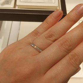 【俄(にわか)の口コミ】 ストレートラインでダイヤモンドがついており、ある程度の太さがある指輪…