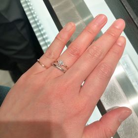 【ティファニー(Tiffany & Co.)の口コミ】 指輪はとっても細身で華奢で可愛いです。ダイヤが3粒並んでいて小ぶりなの…